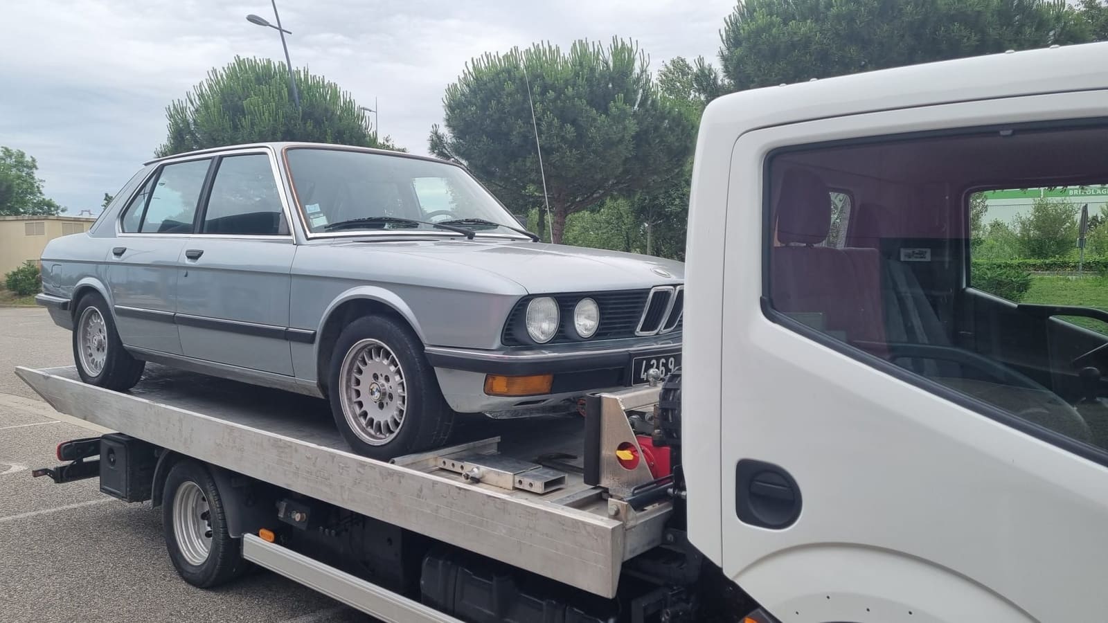 Ancienne BMW série 5 chargée sur la dépanneuse plateau d'Épaviste Perrin.
