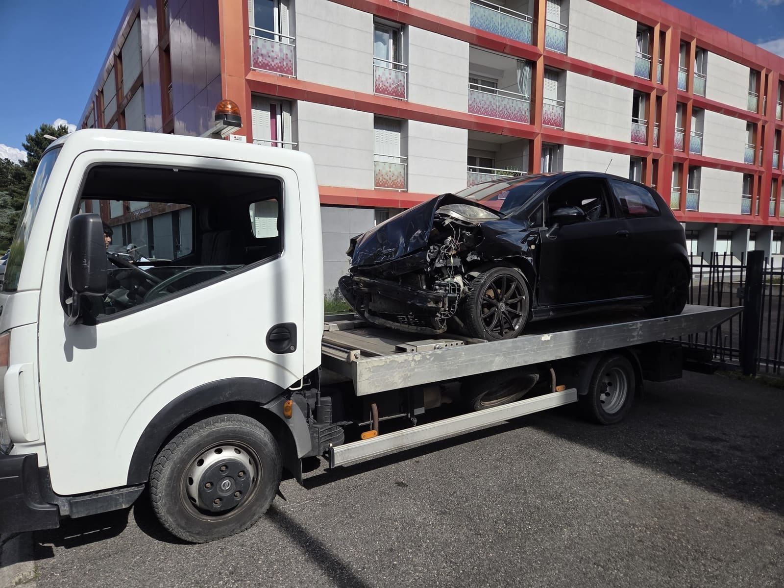 Épaviste Perrin intervenant à Valence - véhicule chargé sur dépanneuse plateau.