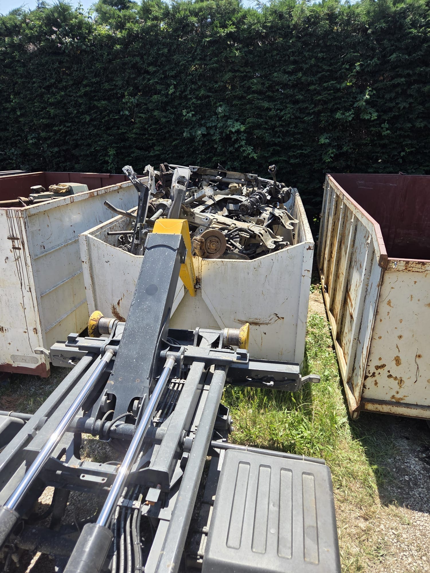 Bennes Épaviste Perrin remplies de pièces auto métalliques en attente de recyclage
