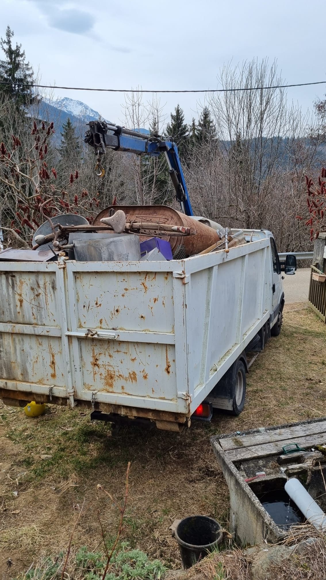 Benne sur camion remplie d’encombrants lors d’un débarras complet - Épaviste Perrin
