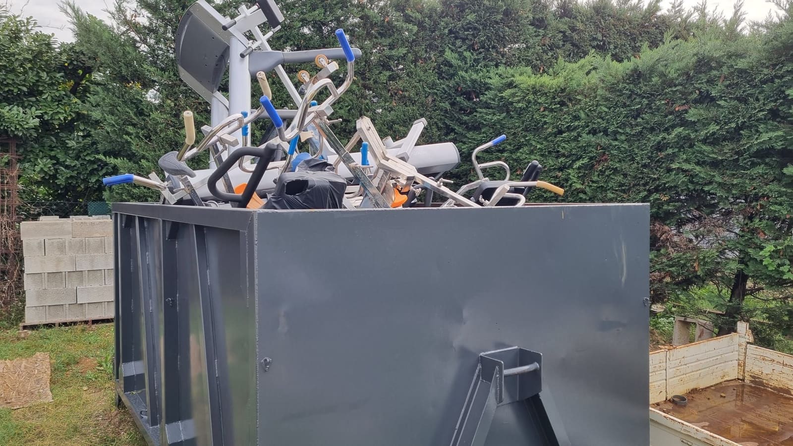 Benne remplie d’encombrants et de déchets divers lors d’un débarras - Épaviste Perrin