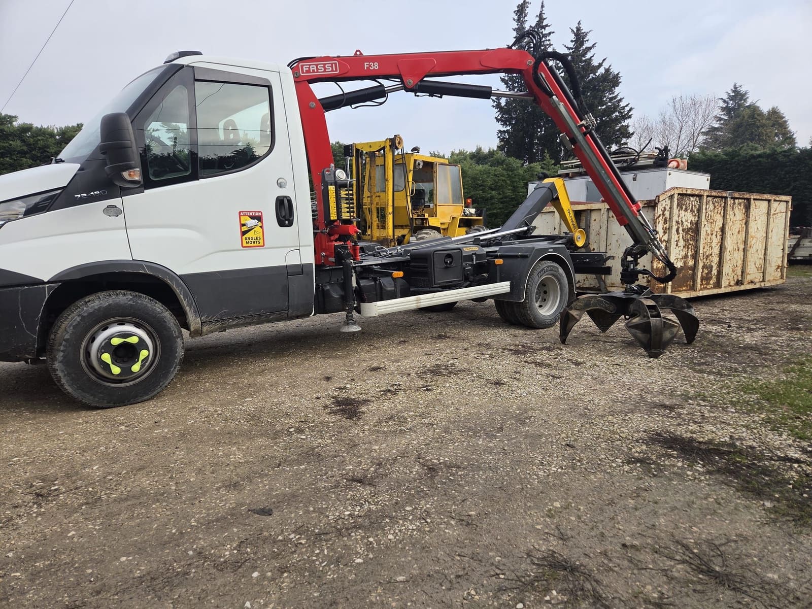 Camion plateau équipé d’une grue auxiliaire FASSI pour charger métaux et ferraille - Épaviste Perrin